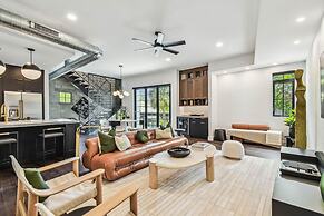 NEW The Strata Barn - Luxury Hyde Park Townhome