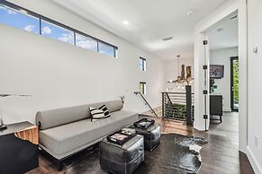 NEW The Strata Barn - Luxury Hyde Park Townhome