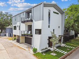 NEW The Strata Barn - Luxury Hyde Park Townhome