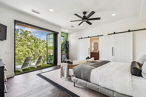 NEW The Strata Barn - Luxury Hyde Park Townhome