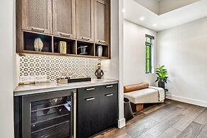 NEW The Strata Barn - Luxury Hyde Park Townhome