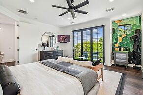 NEW The Strata Barn - Luxury Hyde Park Townhome