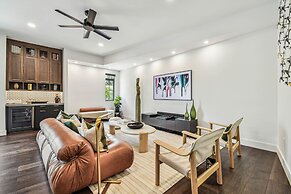 NEW The Strata Barn - Luxury Hyde Park Townhome