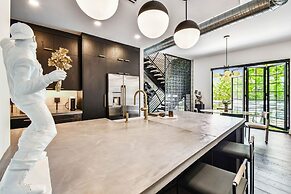 NEW The Strata Barn - Luxury Hyde Park Townhome