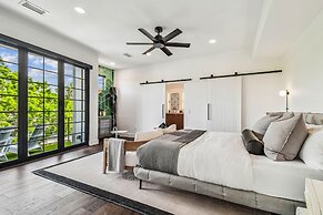 NEW The Strata Barn - Luxury Hyde Park Townhome