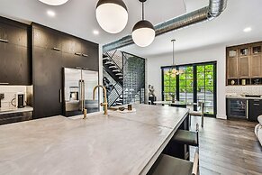 NEW The Strata Barn - Luxury Hyde Park Townhome