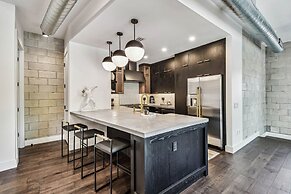 NEW The Strata Barn - Luxury Hyde Park Townhome