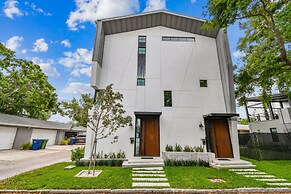 NEW The Strata Barn - Luxury Hyde Park Townhome