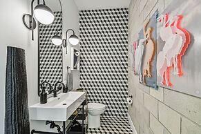 NEW The Strata Barn - Luxury Hyde Park Townhome