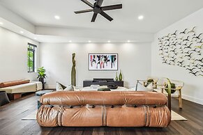 NEW The Strata Barn - Luxury Hyde Park Townhome