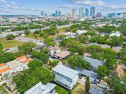 NEW The Strata Barn - Luxury Hyde Park Townhome