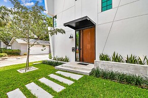 NEW The Strata Barn - Luxury Hyde Park Townhome