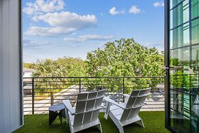 NEW The Strata Barn - Luxury Hyde Park Townhome