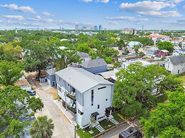 NEW The Strata Barn - Luxury Hyde Park Townhome