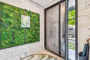 NEW The Strata Barn - Luxury Hyde Park Townhome