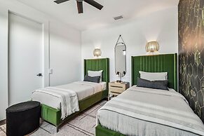 NEW The Strata Barn - Luxury Hyde Park Townhome