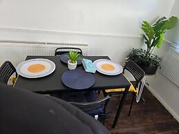 Tranquil Getaway in Wolverhampton - Perfect for Relaxation