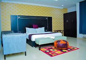 MONARCHS LUXURY PALACE HOTEL