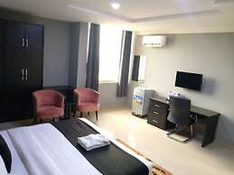 MONARCHS LUXURY PALACE HOTEL