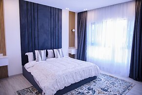 Grand Premiere 2 Bed by YourHost