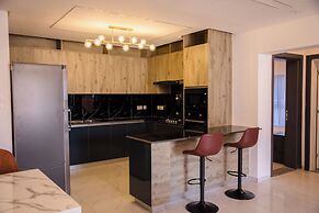 Grand Premiere 2 Bed by YourHost