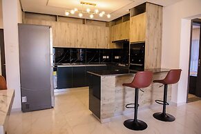 Grand Premiere 2 Bed by YourHost