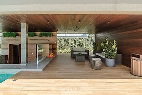 Seafront Condominium With Pool - SHC