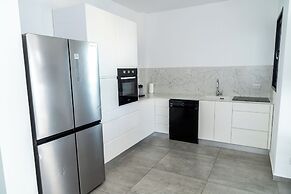 3BR Skyline Retreat on the 24th Floor