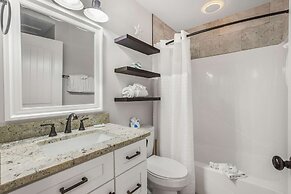 Lagoon Landing 202- Beautifully Decorated Condo With Balcony Pool Step