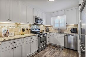 Lagoon Landing 202- Beautifully Decorated Condo With Balcony Pool Step