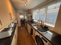 Familyfriendly - Sleeps6 - Privateparking - Garden