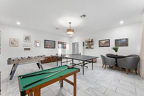 Luxury Decor 6BR at Storey Lake Sleeps 16 Sl2945