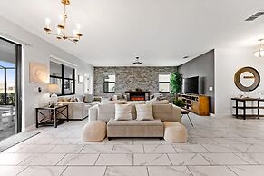 Luxury Decor 6BR at Storey Lake Sleeps 16 Sl2945