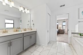 Luxury Decor 6BR at Storey Lake Sleeps 16 Sl2945