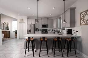 Luxury Decor 6BR at Storey Lake Sleeps 16 Sl2945