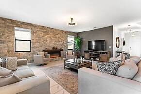 Luxury Decor 6BR at Storey Lake Sleeps 16 Sl2945