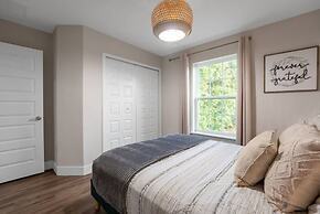 New Listing - Modern Decor 4 BR Townhouse