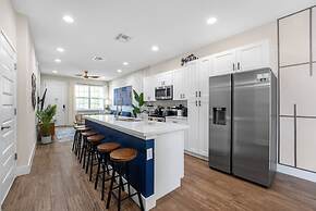 New Listing - Modern Decor 4 BR Townhouse