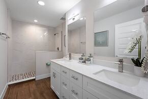 New Listing - Modern Decor 4 BR Townhouse