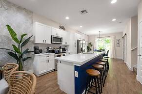 New Listing - Modern Decor 4 BR Townhouse