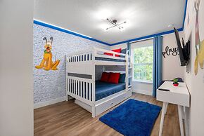 New Listing - Modern Decor 4 BR Townhouse