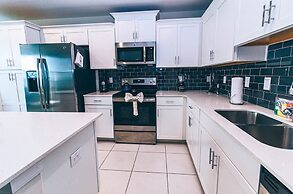 Beautiful Decor 2BR Apartment Near Disney