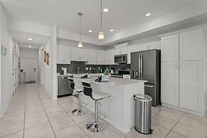 Cozy Stylish 2BR Condo Prime Storey Lake Spot