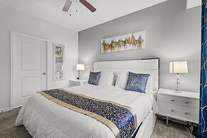 Cozy Stylish 2BR Condo Prime Storey Lake Spot