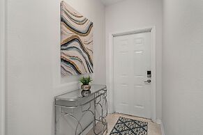 Cozy Stylish 2BR Condo Prime Storey Lake Spot