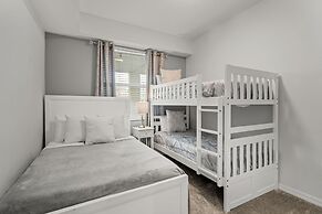 Cozy Stylish 2BR Condo Prime Storey Lake Spot