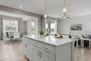 Cozy Stylish 2BR Condo Prime Storey Lake Spot