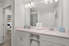 Cozy Stylish 2BR Condo Prime Storey Lake Spot