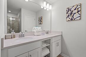 Cozy Stylish 2BR Condo Prime Storey Lake Spot