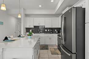 Cozy Stylish 2BR Condo Prime Storey Lake Spot